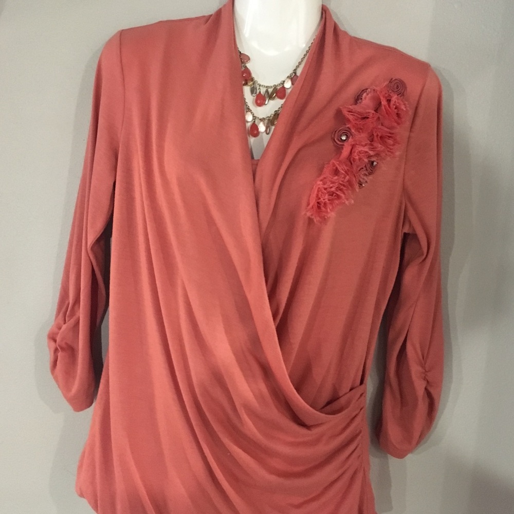 Maurices ruche detail top med salmon pink